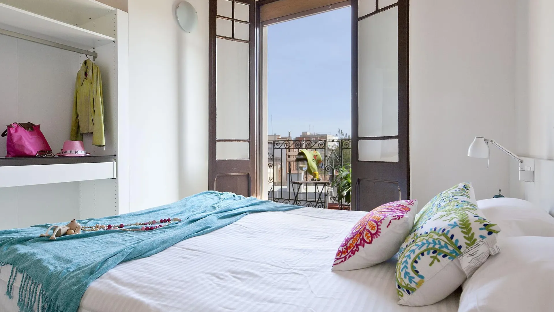 Happy People Sagrada Familia Gaudi Apartment Barcelona