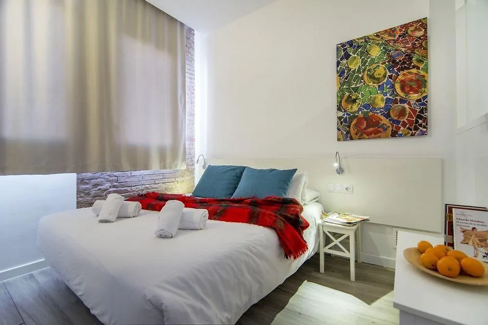 Happy People Sagrada Familia Gaudi Apartment Barcelona