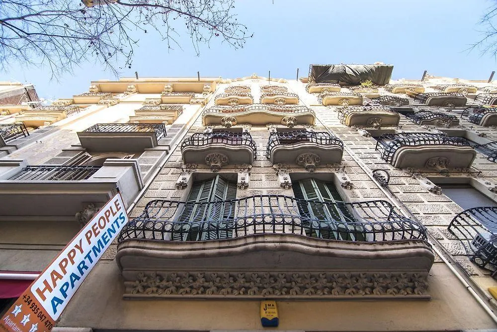 Happy People Sagrada Familia Gaudi Apartment Barcelona