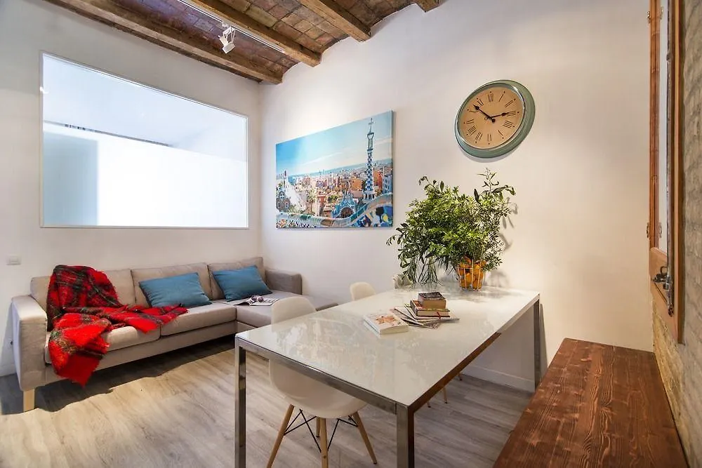 Happy People Sagrada Familia Gaudi Apartment Barcelona