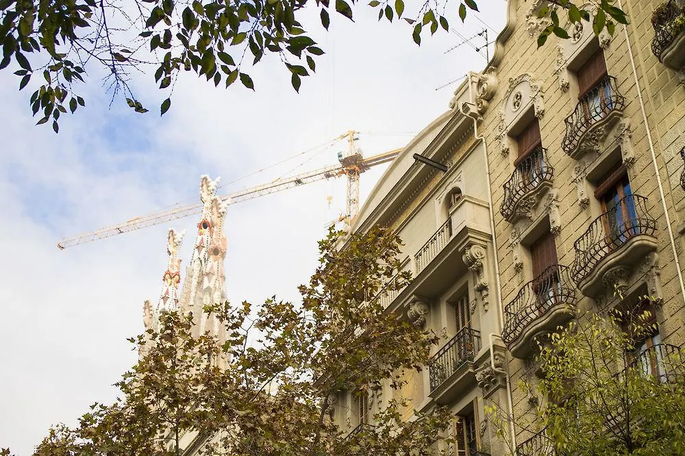 Happy People Sagrada Familia Gaudi Apartment Barcelona